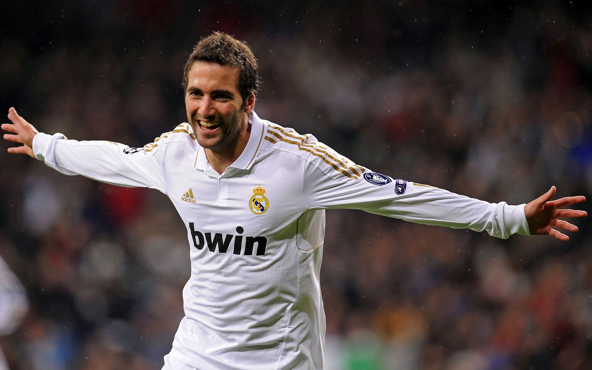 欧冠小组赛巴萨三连胜出线在望 拉菲尼亚一传一射闪耀全场，巴萨晋级欧冠八强